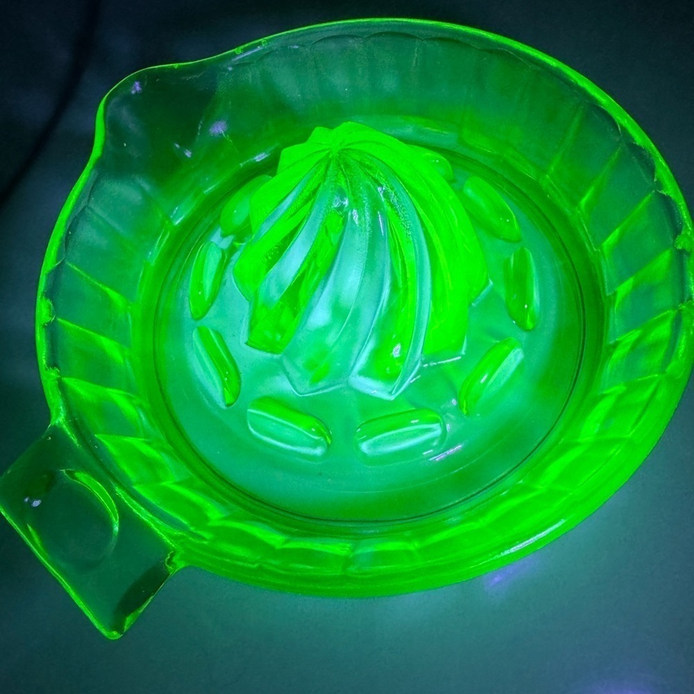 Uranium Depression Glass Juicer Reamer Twist Cone & Seed Fence Beautiful Glow